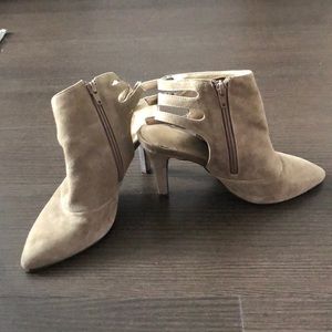 Suede Seychelles Heels - EUC